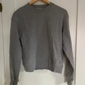 Najs grå sweatshirt från NA-KD, använd fåtal gånger ✨ Tunnt material! 