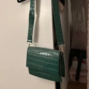 En söt grön väska med krokodilskinns liknande material. Jätte snygg men använder inte längre. Köpt från SHEIN. Bara ett stort fack 