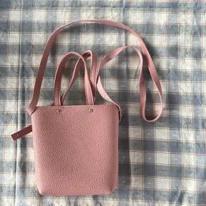 Jätte söt väska som man kan ändra på längden av bandet❤️  Aldrig använt Finns inga fickor eller nåt Inga skador/fläckar/hål Hör av er vid frågor❤️