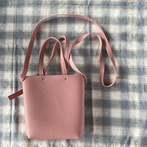 Miniväska🎀 - Jätte söt väska som man kan ändra på längden av bandet❤️  Aldrig använt Finns inga fickor eller nåt Inga skador/fläckar/hål Hör av er vid frågor❤️