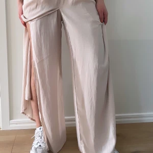 zara byxor - helt nya med etiketter. sidorna är öppna så att det liknar en kjol. finns ett extra lager ’minishorts’ under då det är see-through