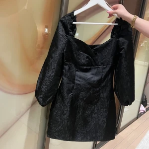 Svart klänning - Svart klänning, köpt på Nelly - Sitter så så fint på, storlek 34