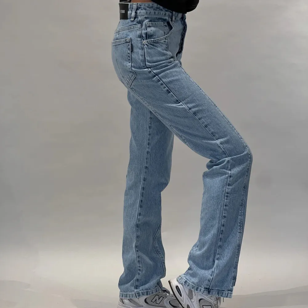 Jeans från Nicki studios  Strl. 27 Sparsamt använda, felfritt skick! Original pris: 1380kr. Jeans & Byxor.