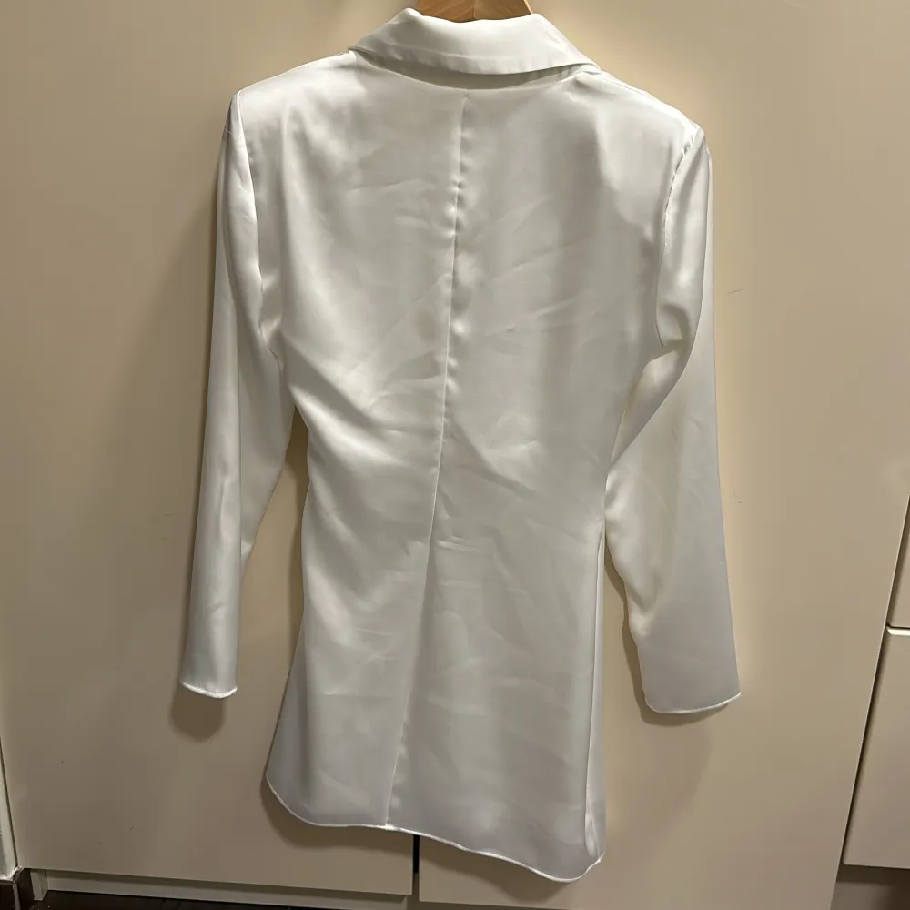 Säljer denna jätte fina korta vita siden kavaj klänning från zara i storlek xs. Klänningar.