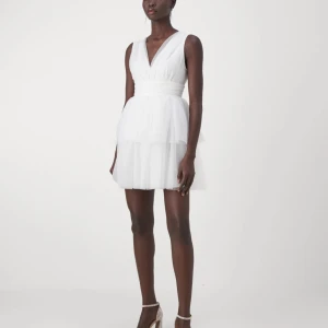 Vit klänning  - Vit klänning från Gina tricot, oanvänd! 