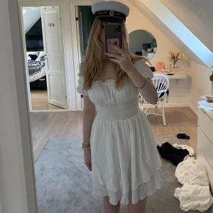 Vit klänning - Denna passar perfekt till studenten! Går att ha offshoulder, men även med ärmarna uppe. Går in i midjan med resår. 