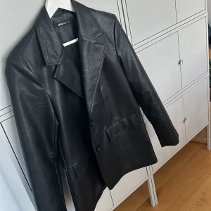 Skinnkavaj  - Superfin skinnkavaj från gina.  Använd endast någon gång så den är som ny 🌸Perfekt som en fin jacka nu till hösten.  Storlek xs men är oversized. Nypris 799kr. 