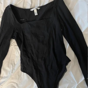 Svart body  - Från HM. Aldrig använd bara blivit liggande i garderoben.   Rollas innan den skickas. :) 