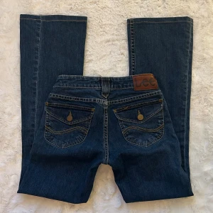 Lee jeans  - Säljer dessa par lee jeans, som tyvärr är alldeles försmå på mig och därav att jag säljer dom. Dom två sista bilderna är på ett par andra jeans jag har men är nästan identiska till dessa, Strl är w26L33💗