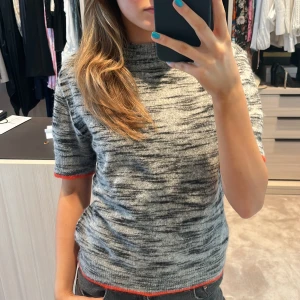 Trekvarst ärmad tröja - Säljer min skit coola Day Birger et Mikkelsen tröja. Har knappt använts och är i helt nytt skick. Köpte på Therlunds för 1799 tror jag. Hör av dig om du vill ha fler bilder eller annan info! TRYCK INTE PÅ KÖP NU