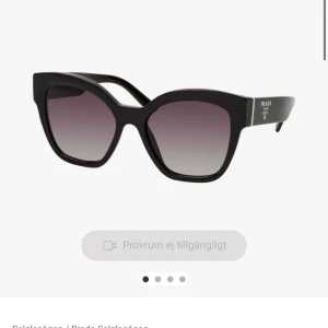 Prada solglasögon - Snygga och användbara solglasögon, tyvärr passar de ej min ansiktsform och därav säljs dem.  Nypris - 2199kr. Använda 3-5 gånger. Mycket bra skick. Får med fodral. Äkthetsintyg finns!