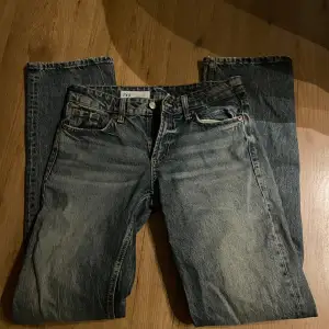 Jättefina Lågmidjade jeans från zara som blev slutsålda. Strolek 34, långa i benen. Är själv 170 och de är för långa för mig. Jag säljer för att de är för tajta i midjan.
