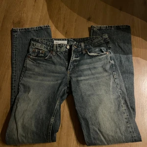 Lågmidjade jeans från zara - Jättefina Lågmidjade jeans från zara som blev slutsålda. Strolek 34, långa i benen. Är själv 170 och de är för långa för mig. Jag säljer för att de är för tajta i midjan.