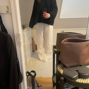 Vita linnebyxor  - Jag säljer dessa super fina linnebyxor. De är köpta i en affär i Spanien för nått år sedan men är bara använda ett fåtal gånger! Jag är 173 cm och de är långa på mig🥰köpta för 300kr