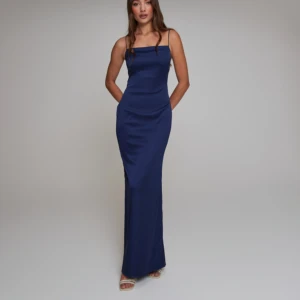 Blå satin balklänning - Blå satin balklänning från nelly, aldrig använd prislappen är kvar då de blev i fel storlek! nypris 799