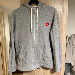 CDG Play zip up hoodie i storlek large stor i storleken passar mig som brukar ha M. Väldigt bra skick på tröjan