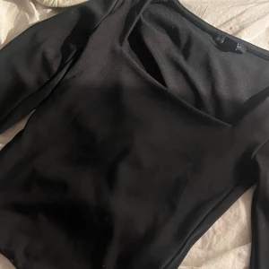 Svart-bas tröja  - Bra skick. Inga defekter vad jag kan se. Storlek XXS men passar mig som XS/S, då vi nog alla vet att alla kläder från new yorker är små i storlekarna. Perfekt om man stylar bra 