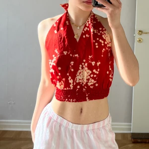 halterneck topp - super fin och skön halterneck topp säljer då den är för stor för mig köpte den i en thriftstore i london ⭐️⭐️