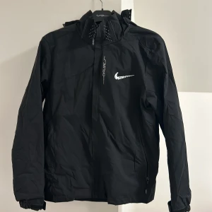 Nike Windbreaker - Säljer denna Windbreaker pga. att den it kmr till användning längre. Bra skick. Storleken är M men den känns som S