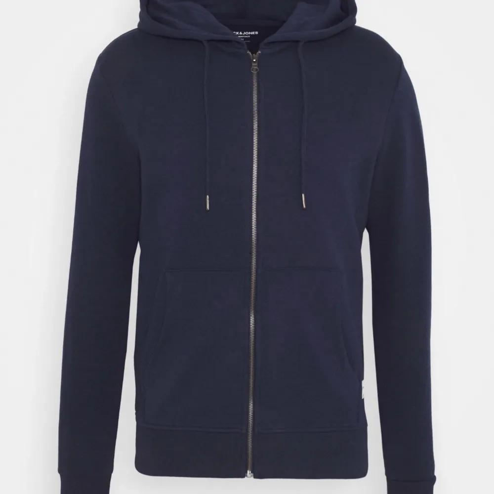 Blå zip hoodie från Jack and Jones i bra skick, storlek S. Ny pris:500kr. Tröjor & Koftor.