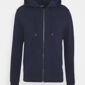 Blå zip hoodie från Jack and Jones i bra skick, storlek S. Ny pris:500kr