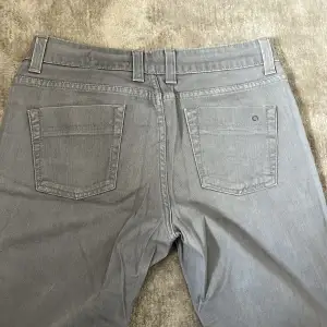Snygga jeans i storlek 42 men små i storleken (passar mig som är M/38) Märket är STOCKHOLM LM 