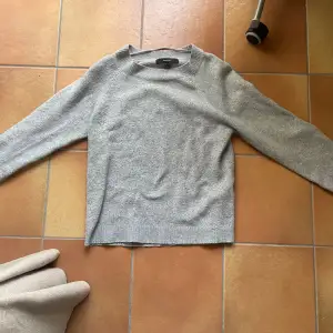 En jättefin grå stickad tröja från vero Moda 💕 är i nyskick