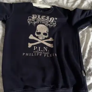 Säljer nu min jättefina Philippe plein tröja så skriv om det är någon fråga 