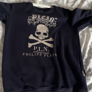 Philipp plein - Säljer nu min jättefina Philippe plein tröja så skriv om det är någon fråga, den är troligen f@k3