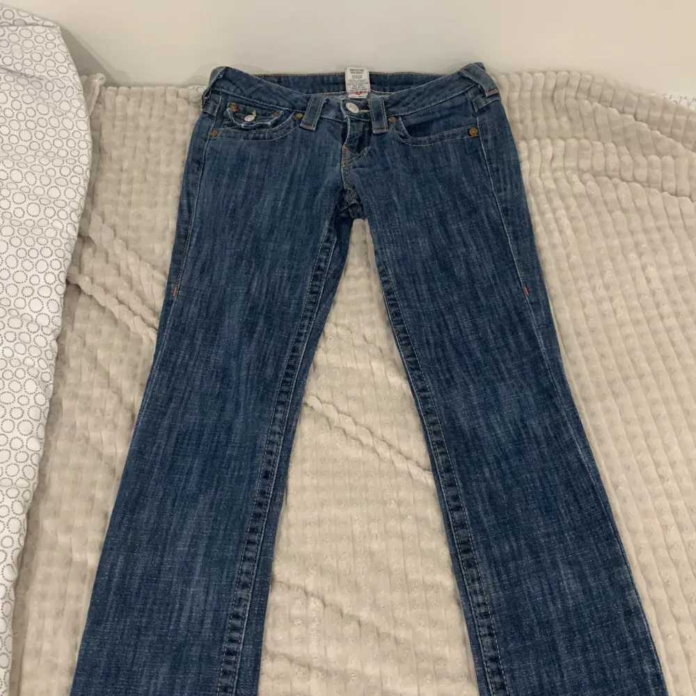 Super lågmidjade tru religion jeans som aldrig har blivit använda. De är i väldigt gott skick och är flared. Inga defekter, skriv om ni har frågor eller vid intresse 💓. Jeans & Byxor.