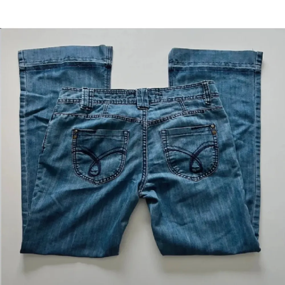 Säljer ett par Low waist bootcut jeans då det inte passade mig, midjemåttet 40cm, innerbenslängden är 76💗. Jeans & Byxor.