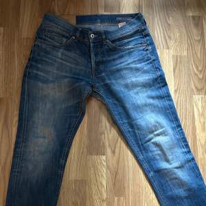 Ett par fräscha dondup jeans men det finns defekter som ni ser, fick dom så när jag köpte dom här så försöker sälja vidare för ett bättre pris pga defekten. (Hålet är ihopsytt)