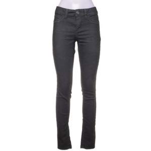 jeans i storlek 36, nyskick från esprit, den har en nyans av grön (se sista bilden) ⭐️ använd ”köp nu”. 10/4-2024