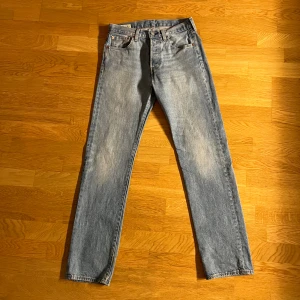 Levis 501 - Den sitter jätte bra och den ser helt ny ut, den ser bara ut att vara lite andvänd längst ner men det är inget man märker.