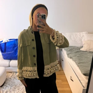 Vårjacka från Zara - Väldigt fin vårjacka från zara som är köpt för flera år sedan. Sparsamt använd så inga defekter
