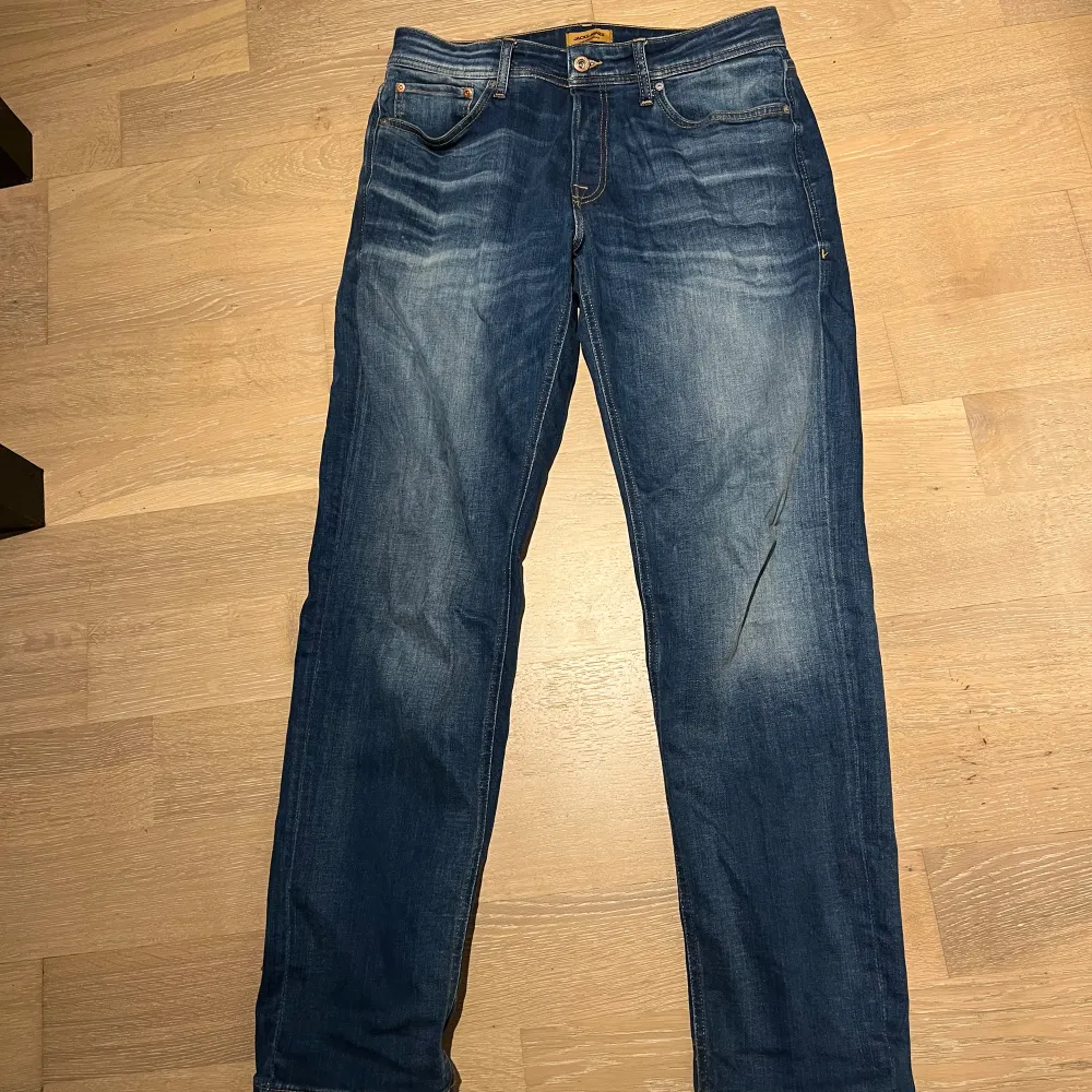 Jack and Jones jeans i storleken 33/32. Köpta för runt 800 kronor och mitt pris 450 kronor.  Skick 9/10 inga skavanker! . Jeans & Byxor.