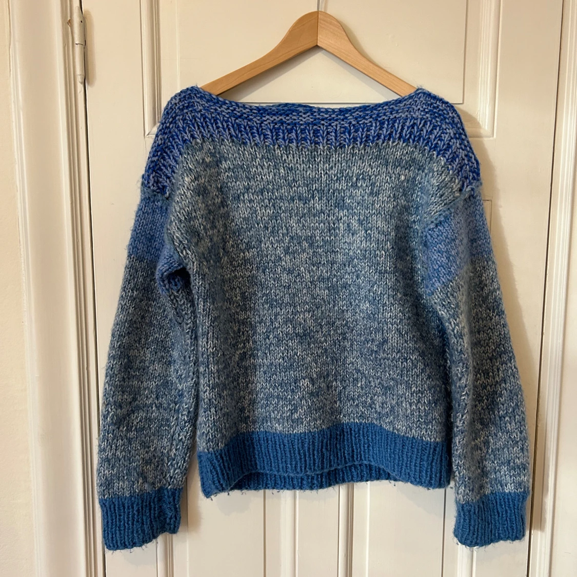 Blå stickad tröja