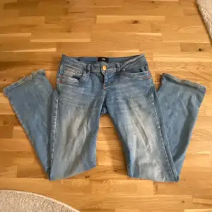Fina blåa Jeans från ltb 💙 fint skick men lite slitningar längst ned vid benet💙