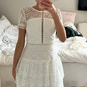 By malina liknande klänning🩷 - Super fin spets klänning, perfekt till student eller sommarkvällar. Super bra skick. Storlek 40 men passar mig som oftast bär S. Jag är 1,64 som referens.😇(lånade bilder)