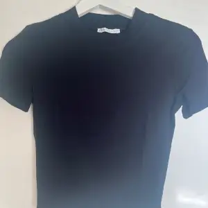 Helt oanvänd köpt på zara, svart t-shirt