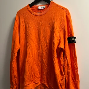 Stone Island tröja - Skitsnygg stoney i storlek XL som jag säljer då den numera är för stor för mig. Fräscht skick, några år på nacken men inte använd så jättemycket. Finns ett par lösa trådar samt att patchen är lite böjd men går nog att fixa. Givetvis äkta. Nypris 3099