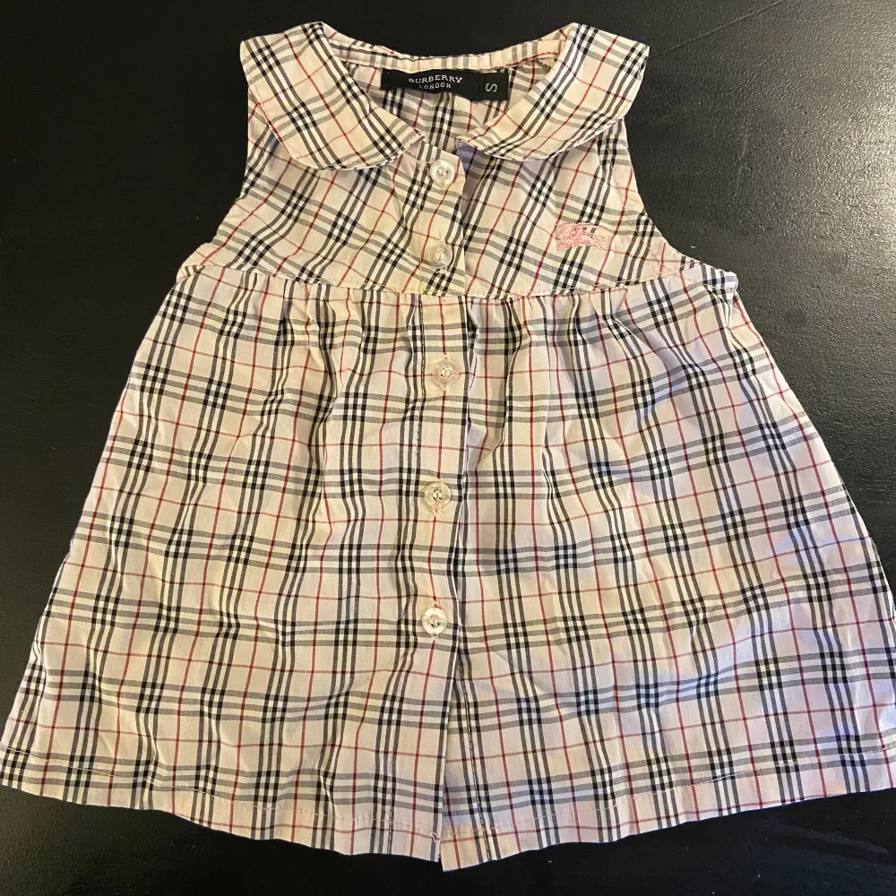 Baby klänning från Burberry London Passar storlek 3-6 månader Fint skick förutom någon enstaka fläck på bröstet som inte har blivit behandlad, därav priset.. Klänningar.