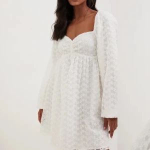 Vit miniklänning  - Jätte fin klänning från NA-KD som är slutsåld på hemsidan, perfekt till studenten eller sommaren! Säljer då den tyvärr är för stor för mig. ☺️ Nypriset är 599kr 💕