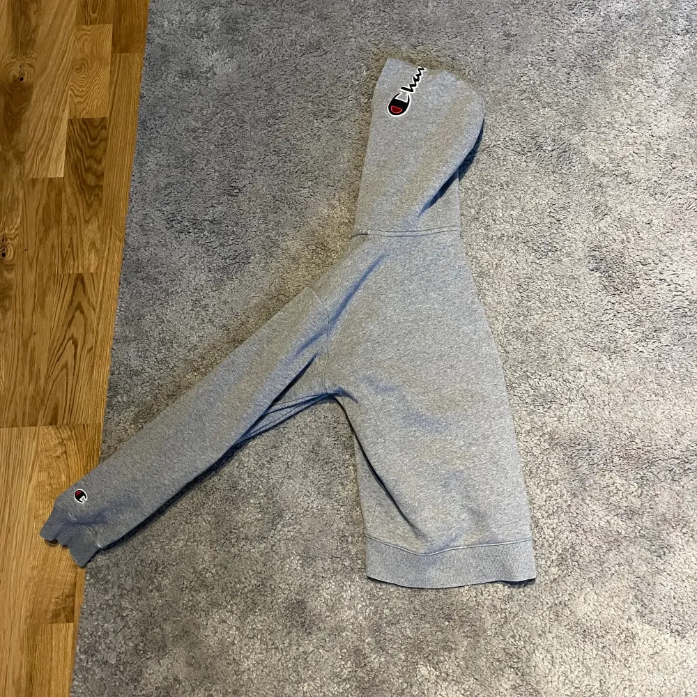 Champion hoodie,X-large passar 11-13 år ,162/167 cm, är i bra skick och jag säljer den för den har blivit för liten. Om ni har Frågor kontakta mig.. Hoodies.