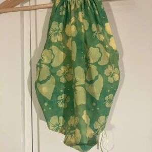 Cross fitted floral green crop top - Worn 2 times Hawaiian flowers primark cross neck