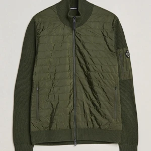 J.Lindeberg Cardigan - Säljer min Cardigan som är i storlek M, användt fåtal gånger. Nypris 3000kr