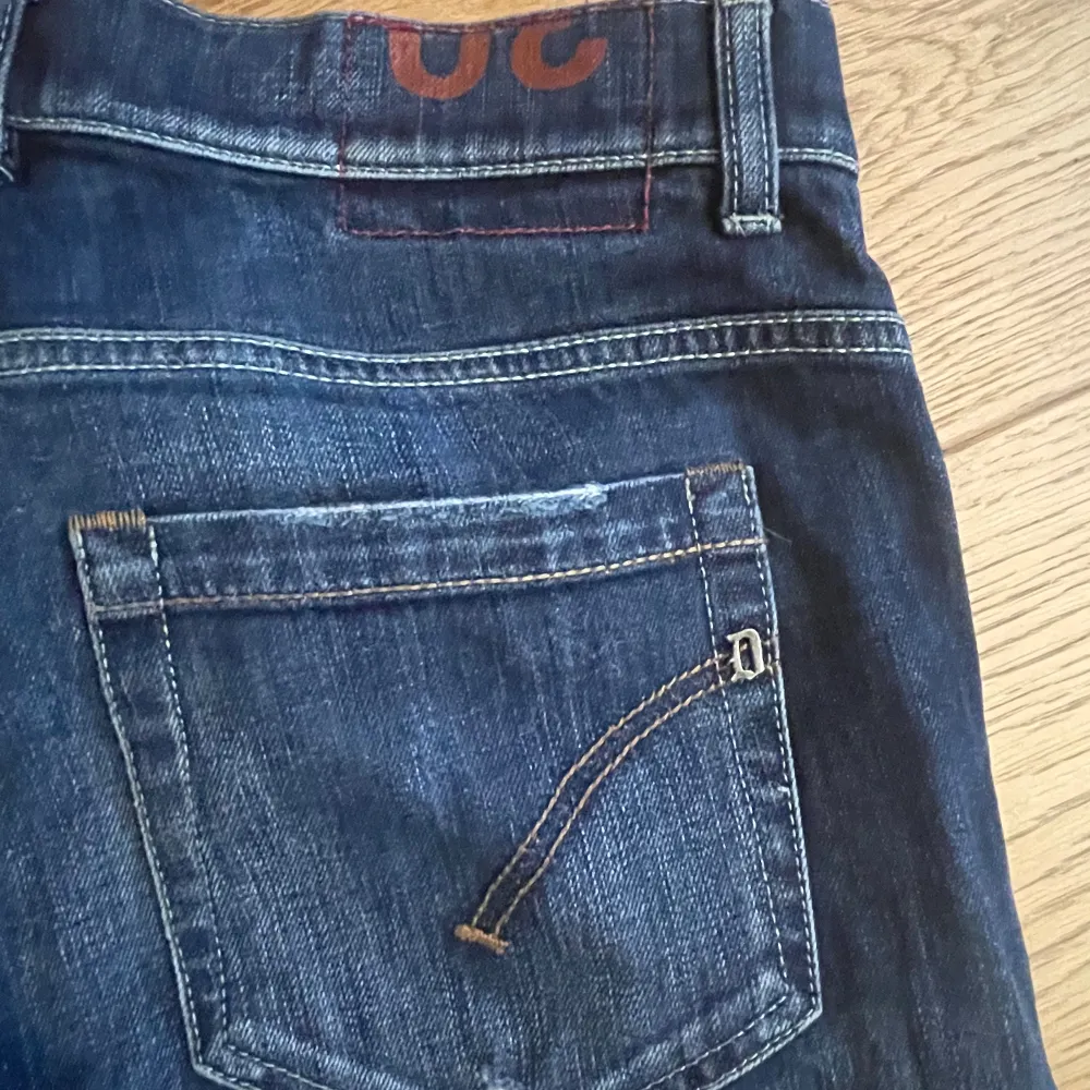 Snygga dondup jeans som har blivit för små för mig. Tyvärr så är en sak inuti byxan sönder som man ser på sista bilden men det är inget som syns när dom sitter på. . Jeans & Byxor.