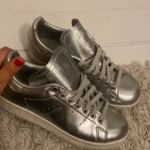 Adidas stan Smith skor i silver. Använda men inte mycket, sulan är lite smutsig men går att ta bort med bara vatten ❤️ 