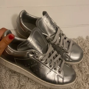Stan Smith silver  - Adidas stan Smith skor i silver. Använda men inte mycket, sulan är lite smutsig men går att ta bort med bara vatten ❤️ 