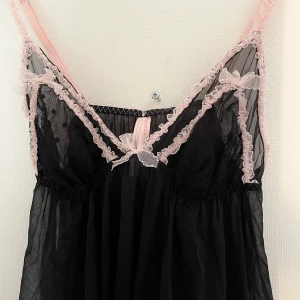 Slip on  - Vacker Victoria secret slip on/nattlinne, i mesh material men passar nog fint som topp till sommaren med ett par svarta shorts 🫶🏻!! 